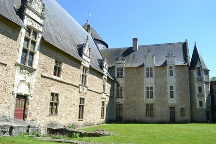Cour du vieux château de Laval