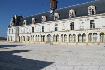 La Galerie Renaissance et le Vieux Château vus de la Place de la Trémoille
