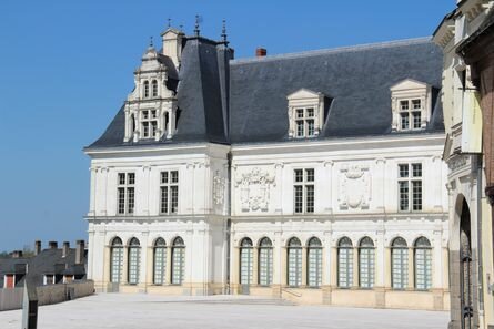 La Galerie Renaissance et le Vieux Château vus de la Place de la Trémoille