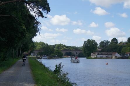 Le Halage et la rivière la Mayenne