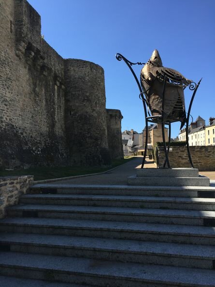 Statue de l'Ubu devant les remparts du Vieux Laval 
