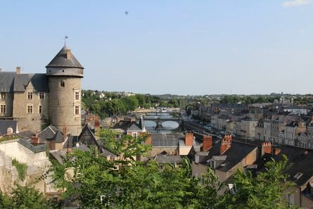 Vue sur le centre-ville de Laval depuis le Jardin de la Perrine 